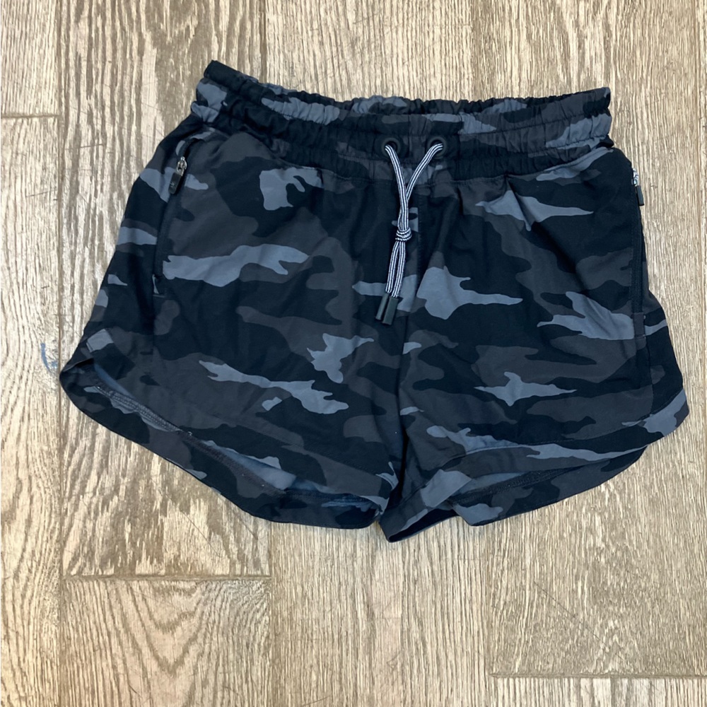 ATHLETA CAMO SHORT SHORTS SIZE X SMALL